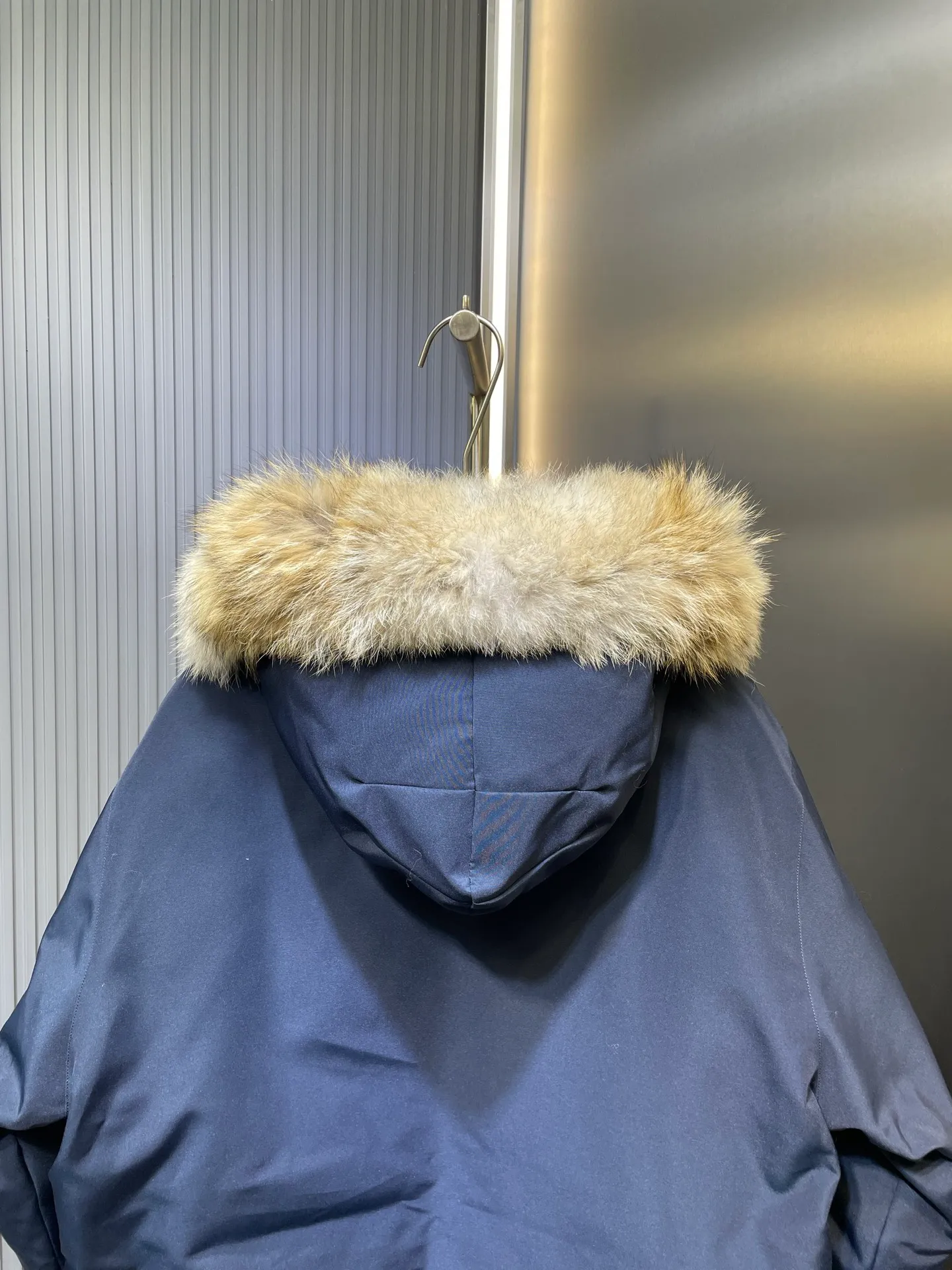 P910 special version 🌟 🇨🇦CANADA GOOES 24 new models 08 models/couple models Factory direct supply: supplying global purchasing agents, micro-business, entities, Tmall, high-end stalls and studio cooperation, free shipping! Canada Goose Expedition Parka 2008 is the same style for men and women. It is mid-length and the most timeless classic. All Arctic and Antarctic scientific expedition teams choose Canada Goose as their cold-proof equipment. It is the Rolls-Royce of down jackets. ➖ Industry-leading anti-counterfeiting chip sensing. ➖ Imported Behringer embroidery machines and customized embroidery labels, the highest level and industry leading. ➖ Imported Korean 21-count polyester-cotton blended original fabric, TC85 waterproof coated fabric, water-repellent, windproof and wear-resistant. ➖ The new national standard 80 white duck down is filled with an average of 520 grams of down. The amount of down filled is industry-leading. ➖ 100% nylon lining with double double-layer sealing design to prevent velvet running, and seamless thread design on the cuffs! ➖ Western Canadian Green Wolf Collar. ➖ Yoshida YKK provides original factory-customized electroplated sliders. YKK two-way lockable zippers are tight and smooth and do not peel off paint. ➖ 3M composite Velcro is durable and the accessories and hardware are all custom-made. Note: Our copywriting is only simple and clear. Instead of bragging about the copywriting, it is better to compare and understand with samples. Only for the purest goose, the most dedicated, the most professional, the highest quality, the highest cost performance!  Size:XS-XXL